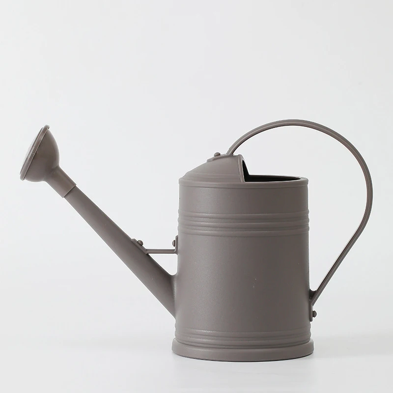 arrosoir-en-acier-gris